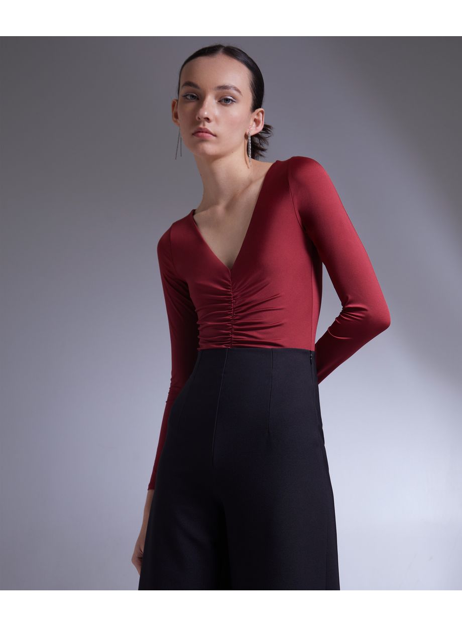 Estilosas by Cami - Body cuello V disponible en rojo, algodón elasticado,  confección nacional , $9.990 y 2 x $18.000